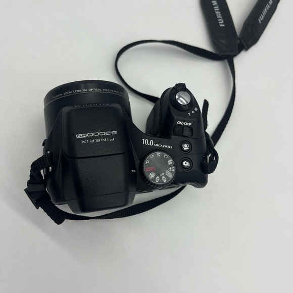 Fujifilm FinePix S2000HD 10 MP Wide Angle Digital Camera - Picture 9 of 11